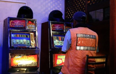 ¿Cómo los casinos determinan qué máquinas tragamonedas incluir y cuándo cambiarlas?